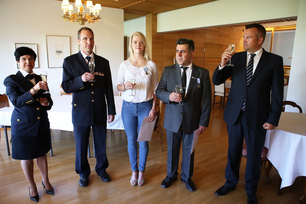 Tasavallan presidentin Sauli Niinistön myöntämällä hengenpelastusmitalilla palkitut Anna-Sofia Airo ja Ali Rezgi.