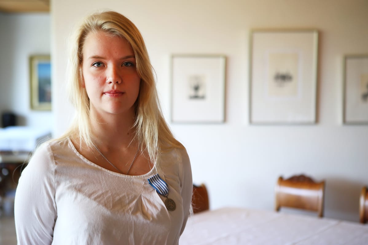 Tasavallan presidentin Sauli Niinistön myöntämällä hengenpelastusmitalilla palkitut Anna-Sofia Airo.