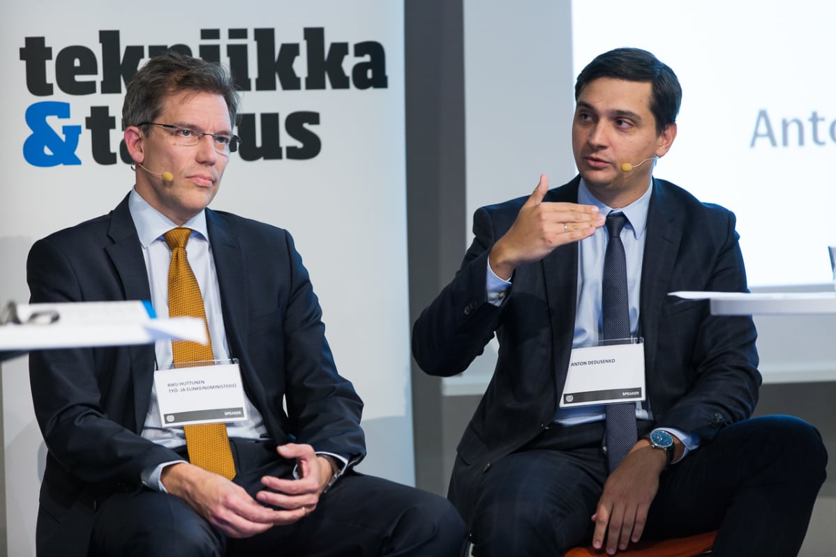 Rusatom Energy Internationalin kaupallinen johtaja Anton Dedusenko (vas) ja Suomen työ- ja elinkeinoministeriön energiaosaston osastopäällikkö Riku Huttunen.