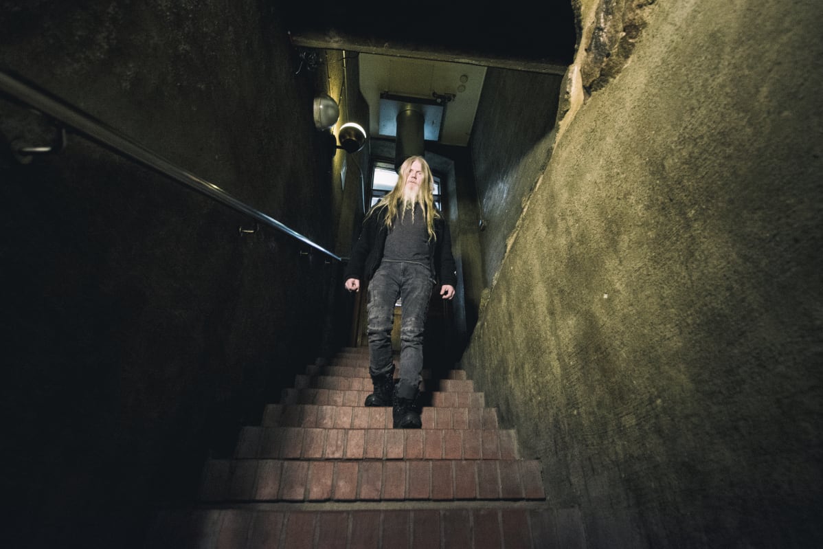 Marco Hietala kävelee Henrys pubin rappusissa.
