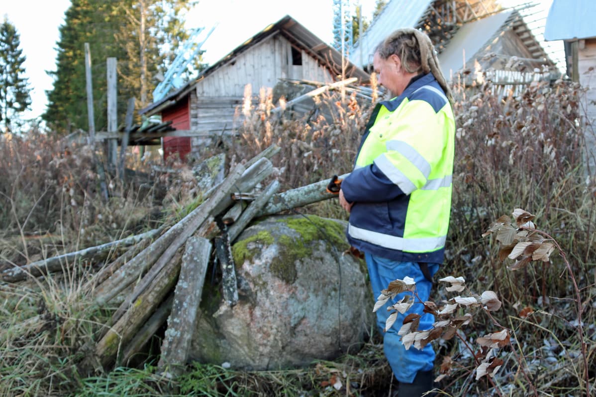 Jaakko Haukipuro valitsemansa hautakiven edessä