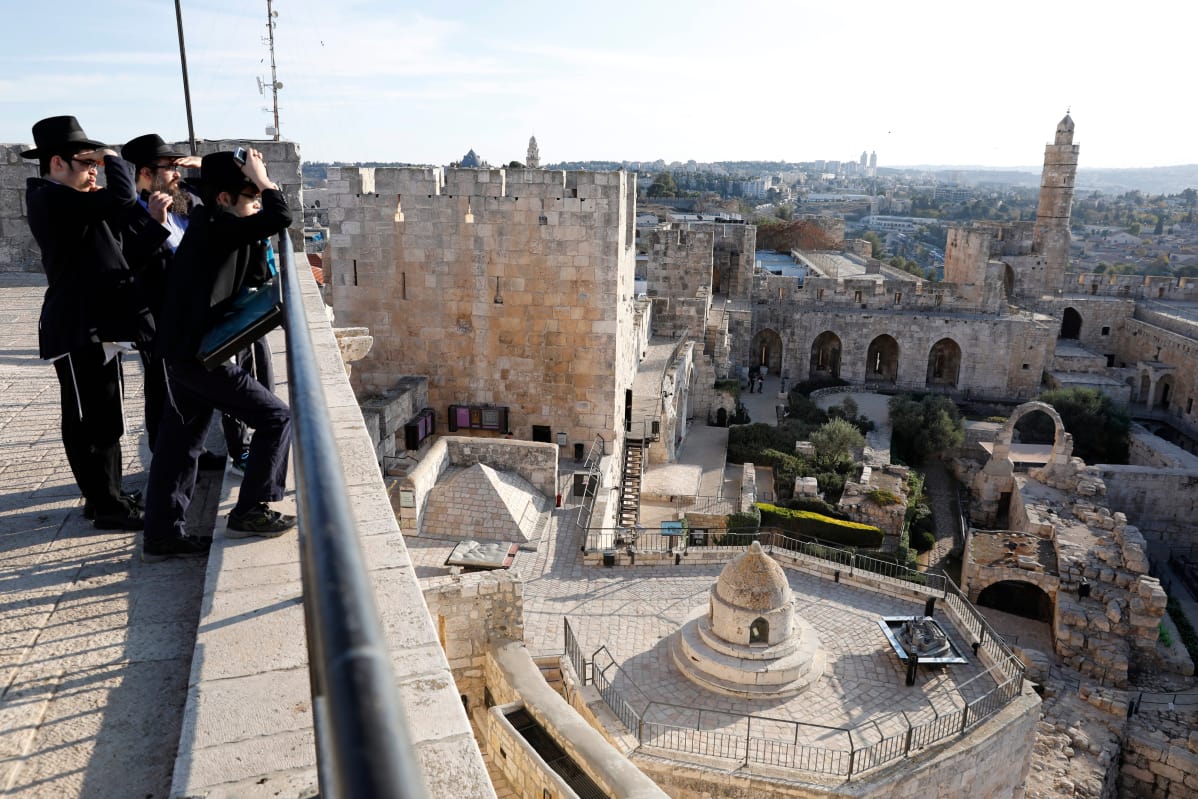 Ortodoksijuutalaisia Jerusalemin vanhan kaupungin tornissa