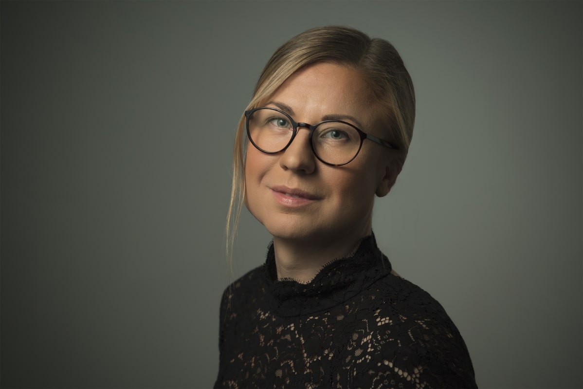 Valokuvaaja Tanja Palmunen, joka kuvaa hylättyjä rakennuksia. Palmunen tekee päivätyökseen enimmäkseen mainoskuvauksia.