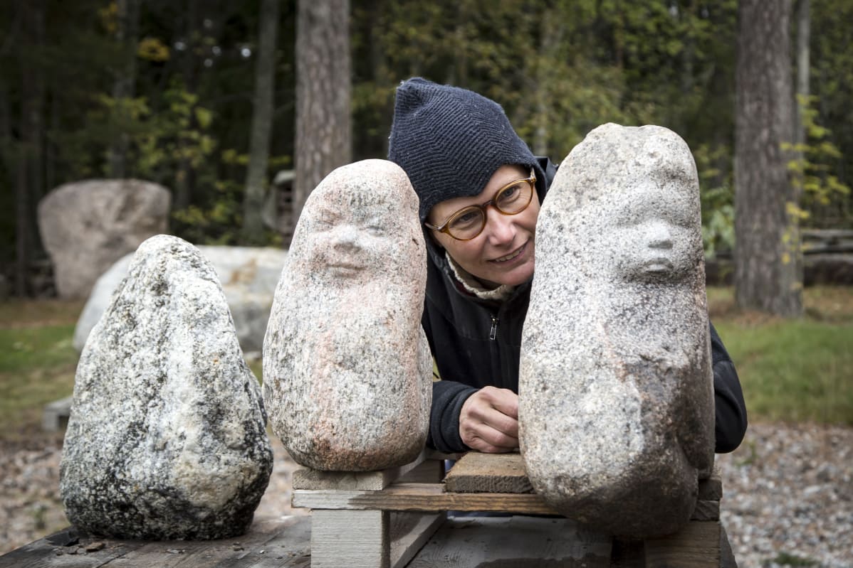 Anne Koskinen, kuvataiteilija. Työnsä äärellä