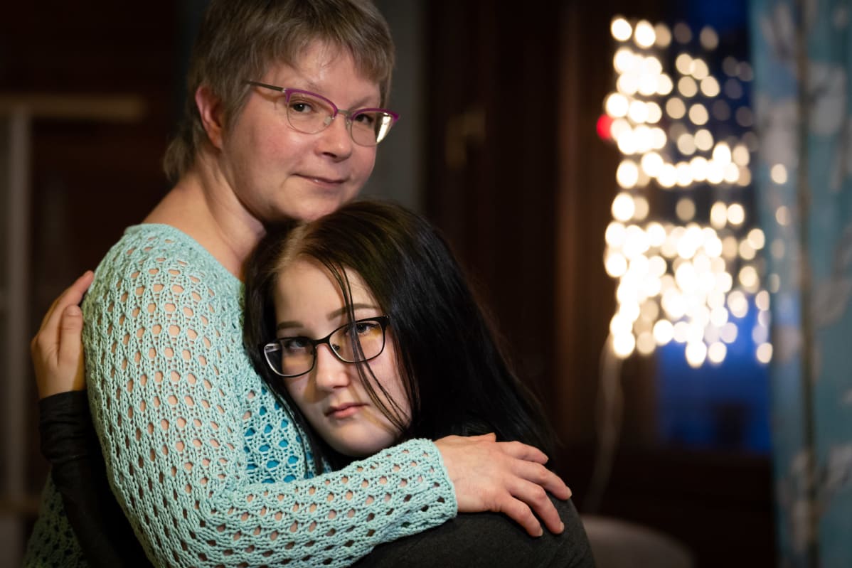 Tarja ja Neea Havukainen halaavat.