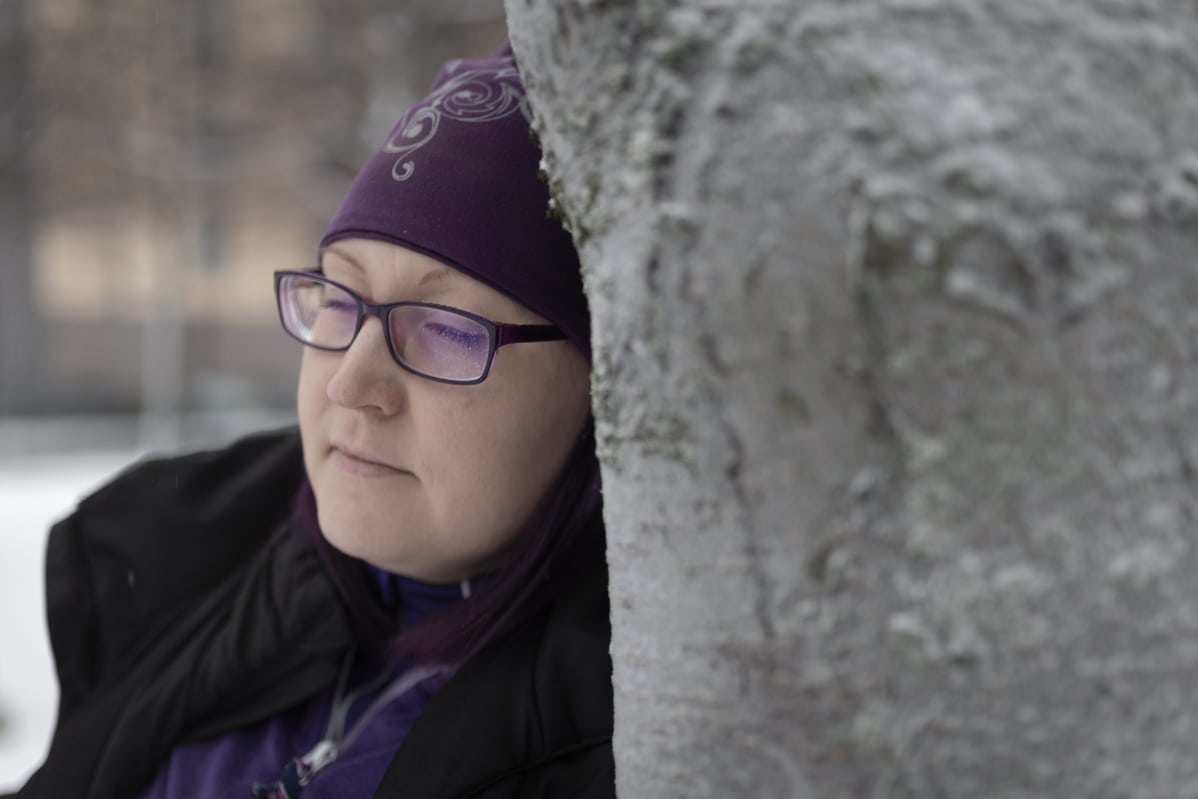 Lähikuva silmiään kiinni pitävästä Outi Sorsasta.