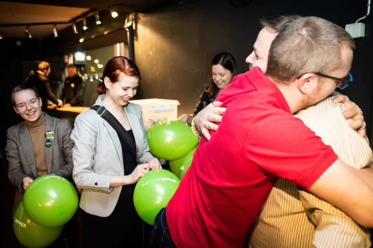 Eduskuntavaalit 2019. Vihreiden vaalivalvojaiset. Linus Peltonen, Linda Hartman (takana) ja muut puhaltavat ilmapalloja.