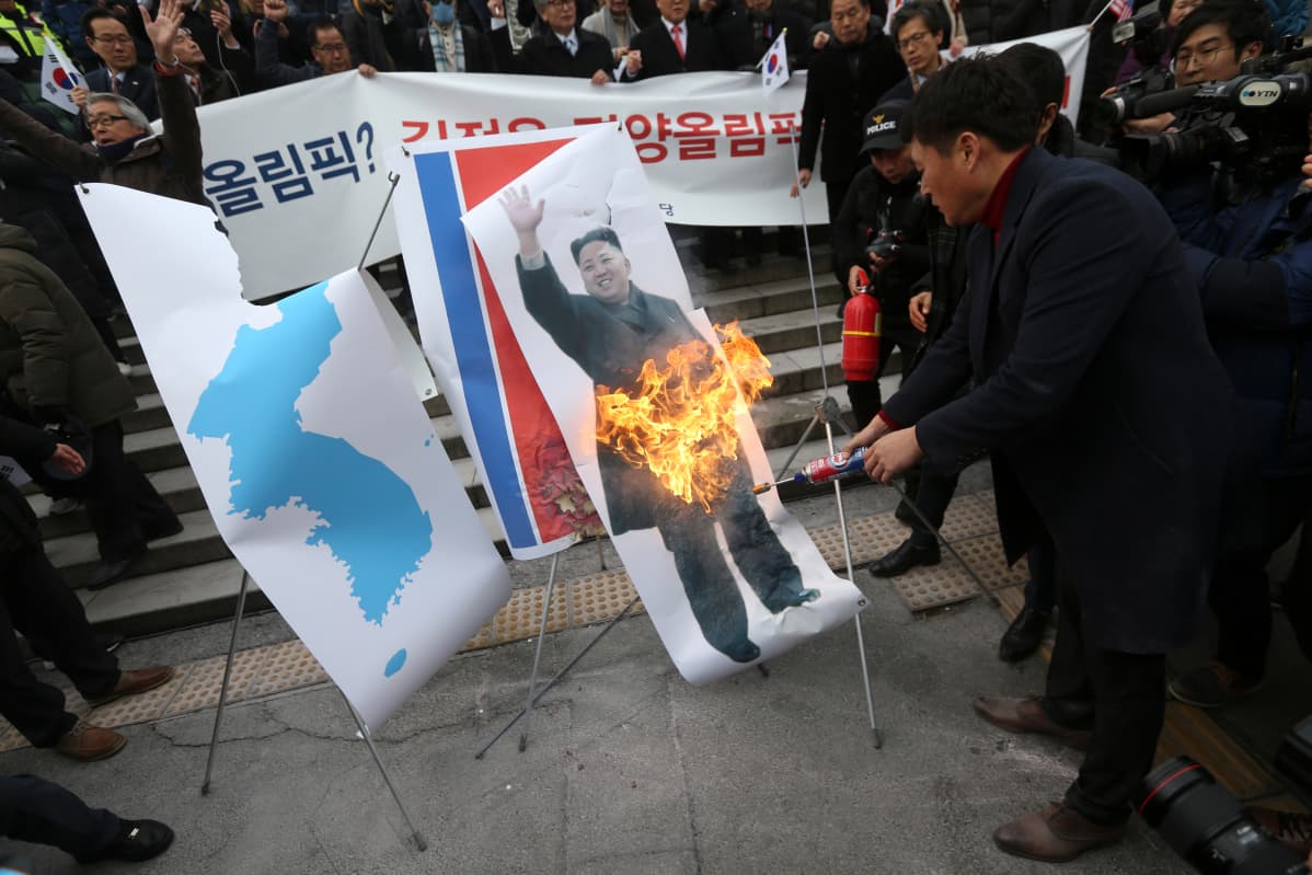 Eteläkorealaiset mielenosoittajat polttivat Kim Jong-unin kuvan maanantaina.