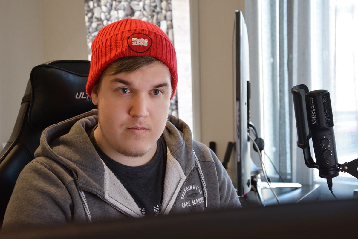 Ville Saastamoinen tietokoneen edessä.