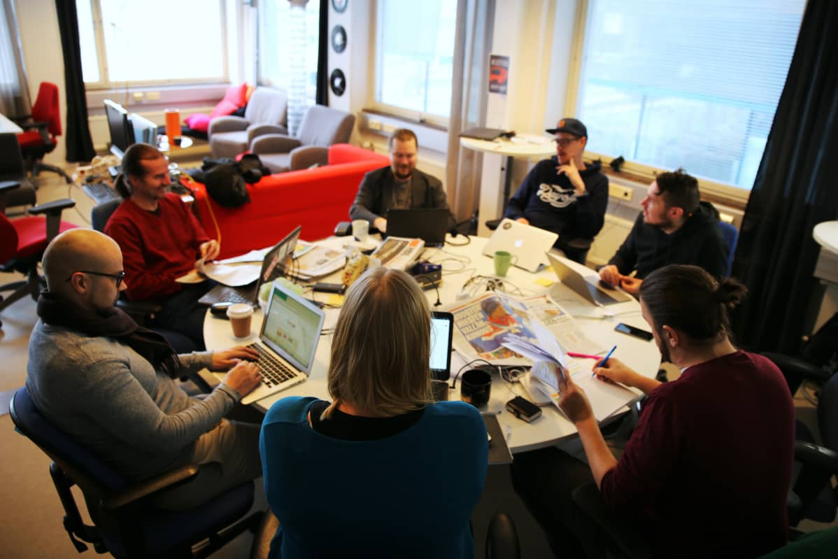 Noin viikon studion tekijätiimiin kuuluu useita käsikirjoittajia. Etualalla ohjelman juontajat Eeva Vekki ja Anders Helenius.