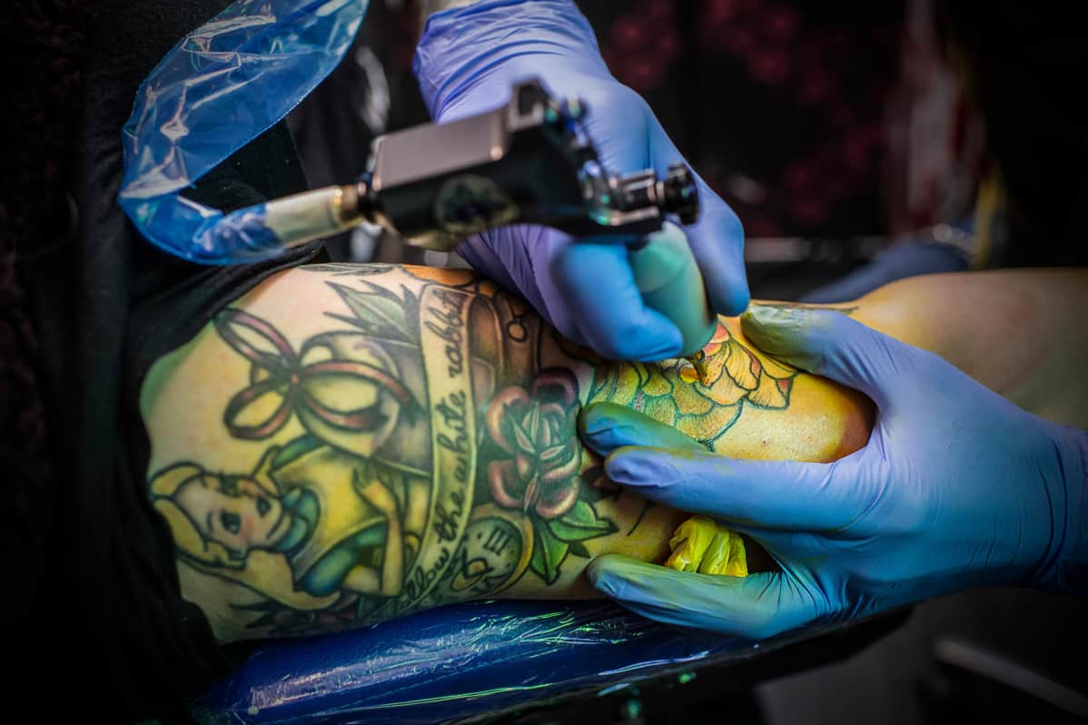 Tatuointia väritetään.