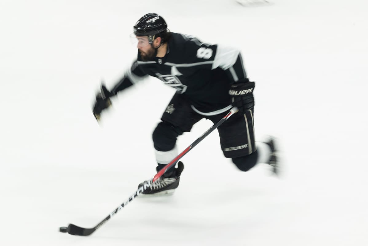 Drew Doughty luistelee jäällä.