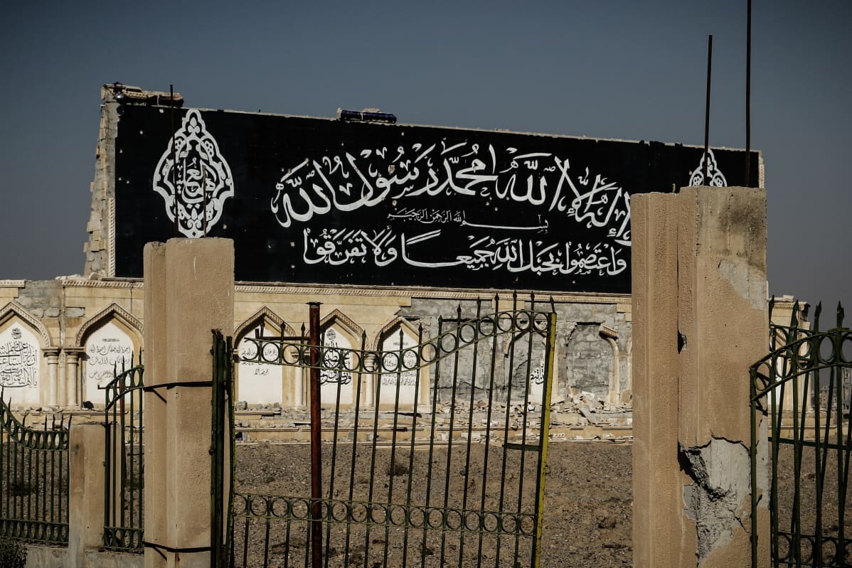 Raqqan keskustassa sijaitsevasta puistosta Isis teki joukkohaudan. Ennen sotaa ihmiset kävivät puistossa piknikillä, nyt puistossa on lukuisia pieniä hiekkakumpuja, joiden alla makaa Isisin uhreja.