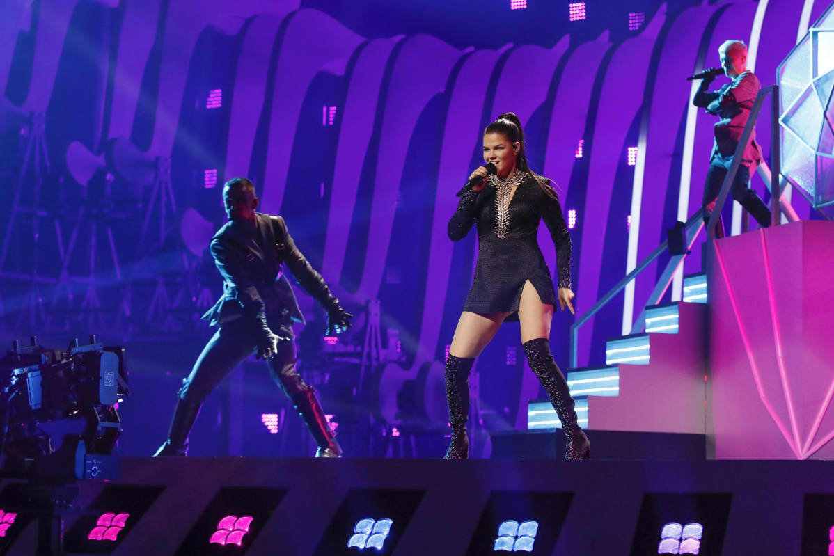 Saara Aalto harjoittelee euroviisuesitystä Lissabonissa.