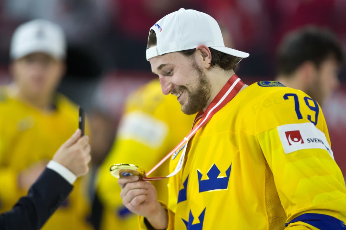 Filip Forsberg hymyilee MM-kultamitali kaulassaan.