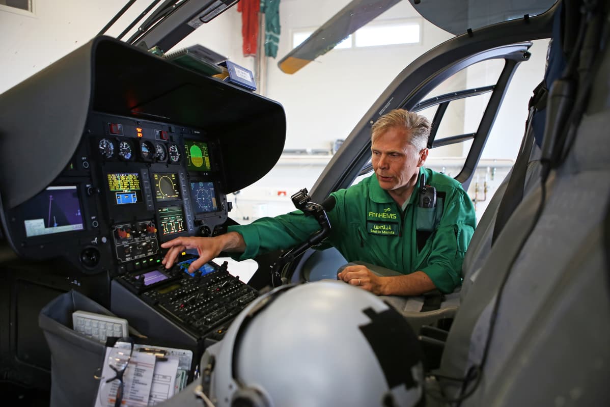 Lentäjä Santtu Mannila esittelee helikopterin ohjaamoa.