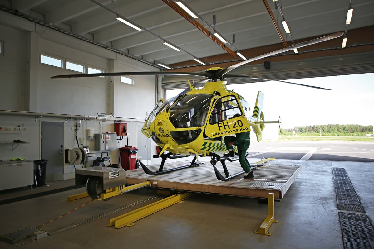 FinnHEMSin helikopteri hallissaan.