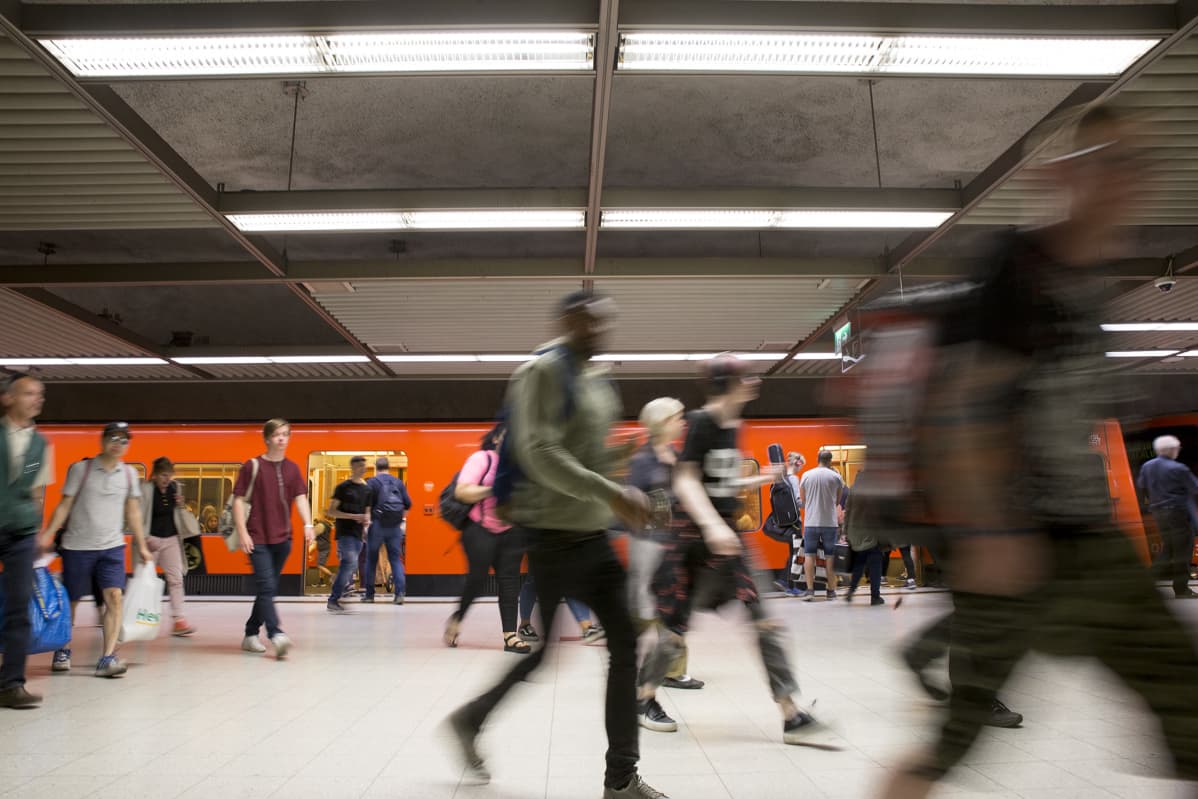 Ihmisiä Rautatientorin metropysäkillä.