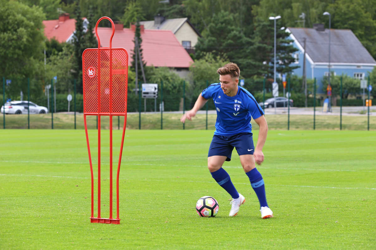 Suomen U19-maajoukkueen hyökkääjä Albion Ademi harjoittelee.