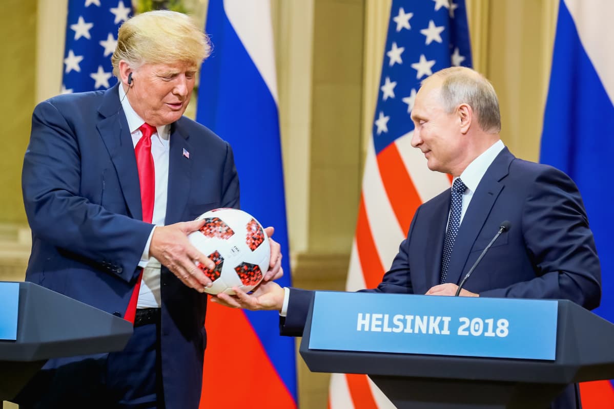 Putin ojentaa Trumpille pallon