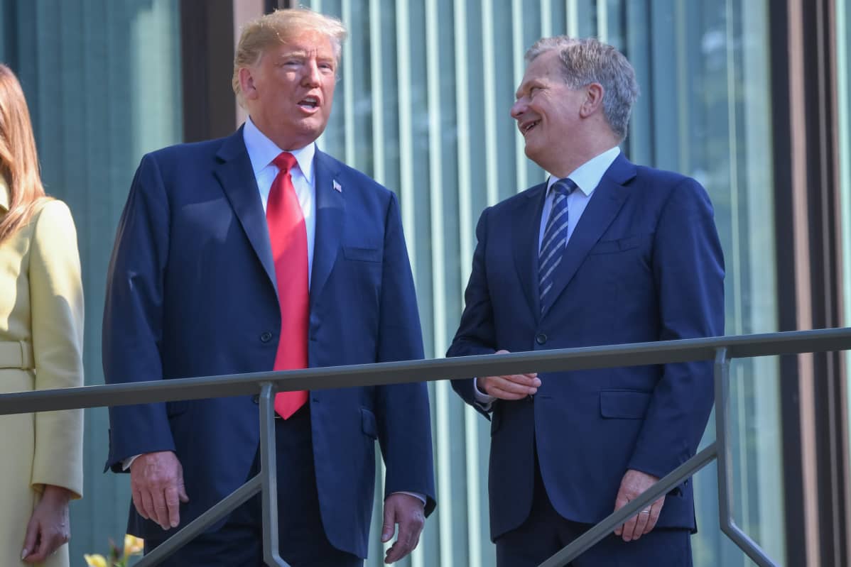 Niinistö naureskelee Trumpin kanssa.