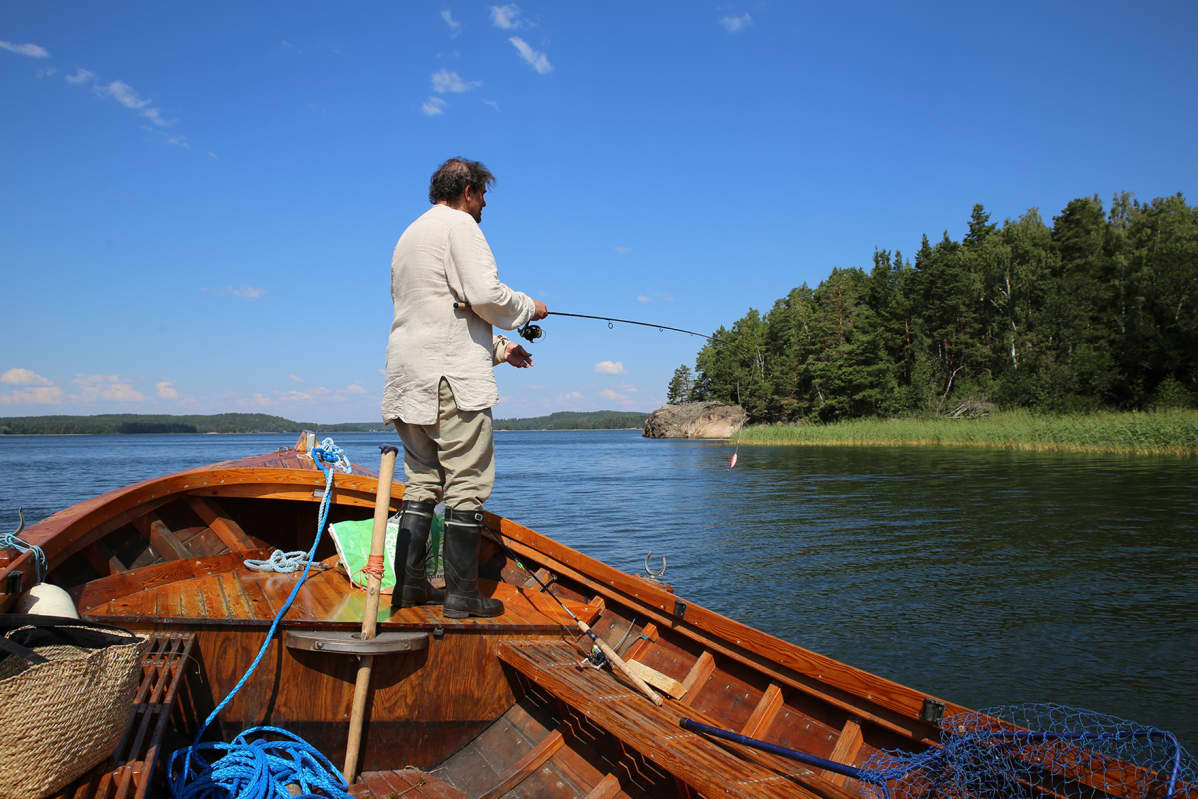 Pekka Haahti kalastaa.