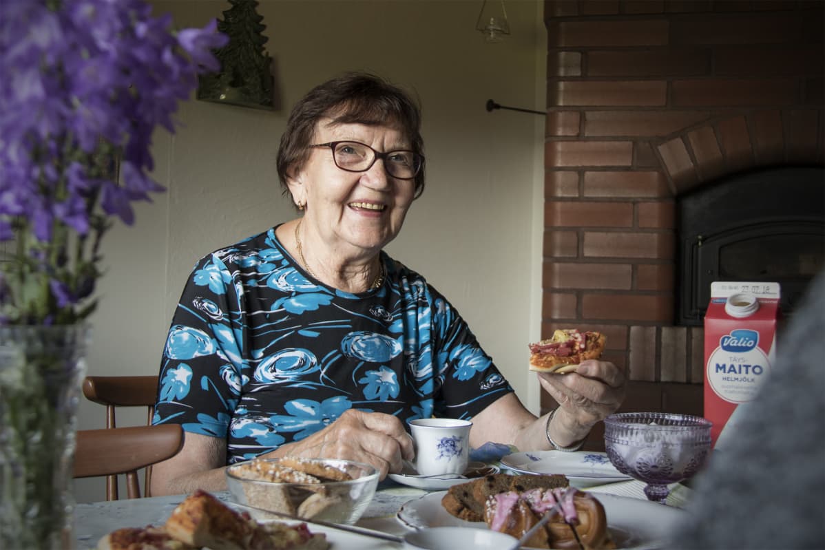 Anja Soininen kahvipöydässä.