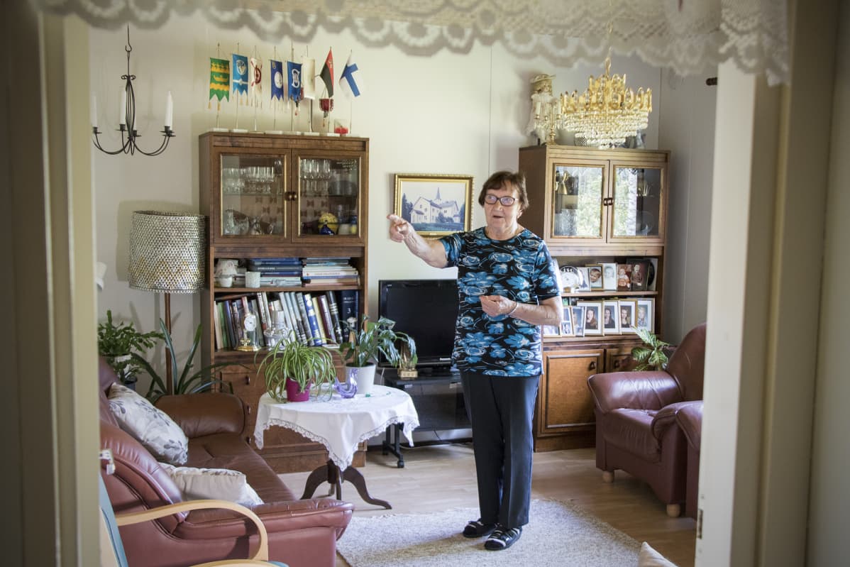 Anja Soininen kotinsa olohuoneessa.