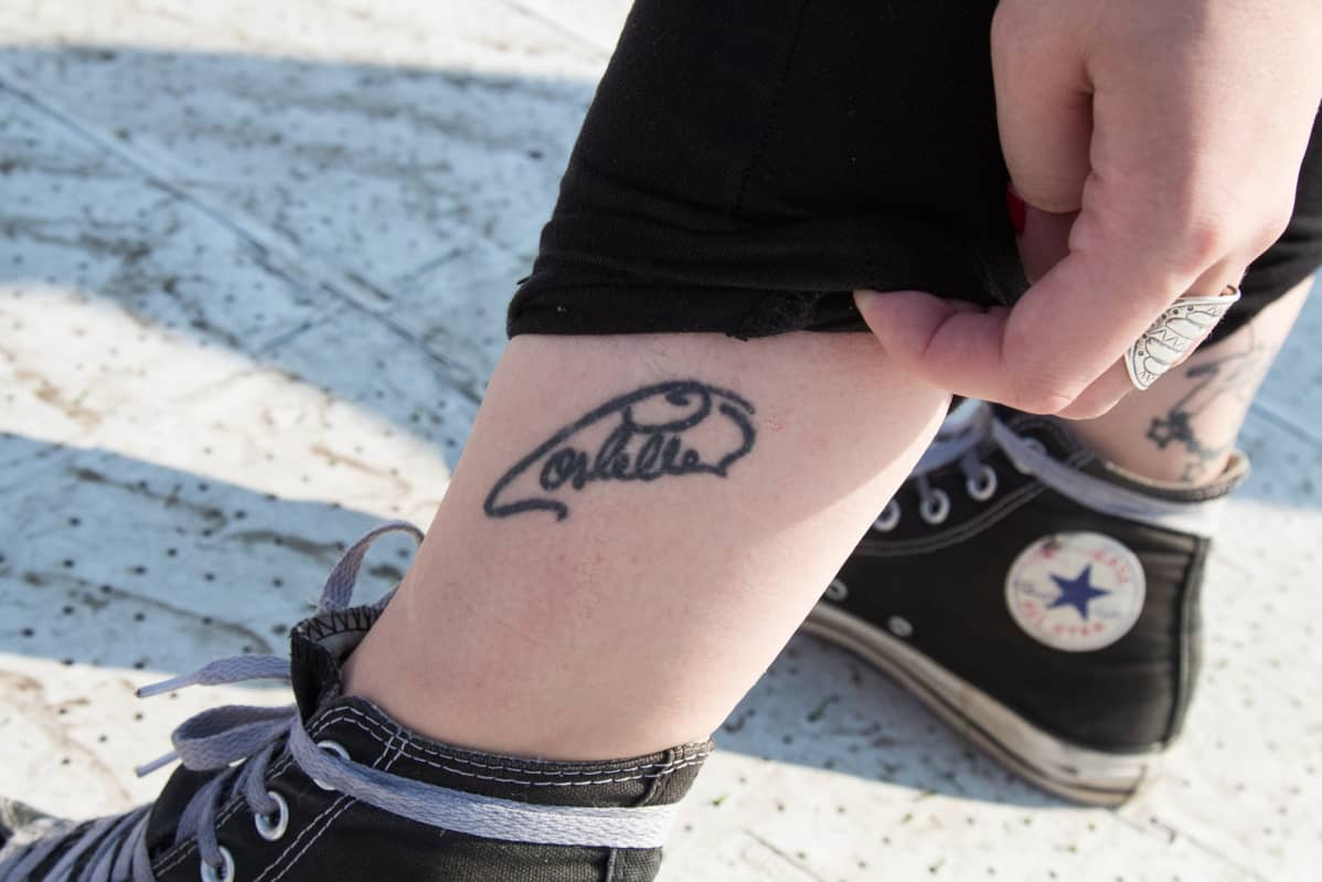 Costello Hautamäen nimikirjoitus tatuioituna jalkaan.