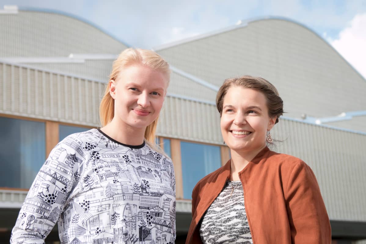Sonja Kuusela (vas.) teki Karoliina Erkinjuntin suunnittelemasta kuosista vaatemalliston.