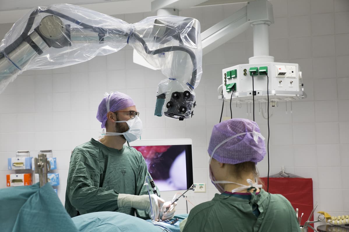 Neurokirurgi Martin Lehecka leikkaa välilevyn pullistumaa eksoskoopin avulla.