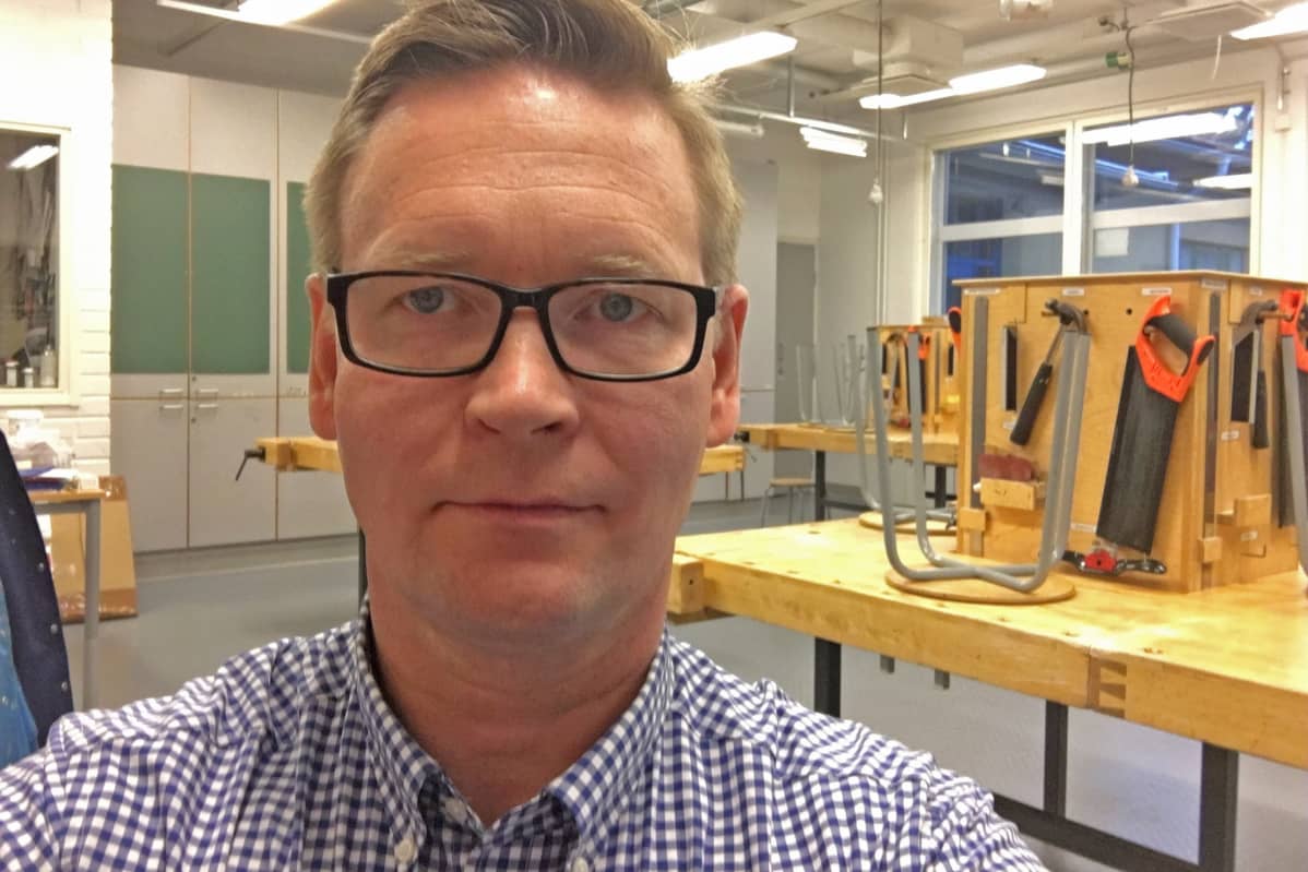 Lempäälän koulun apulaisrehtori Jussi Karjalainen teknisten töiden luokassa.