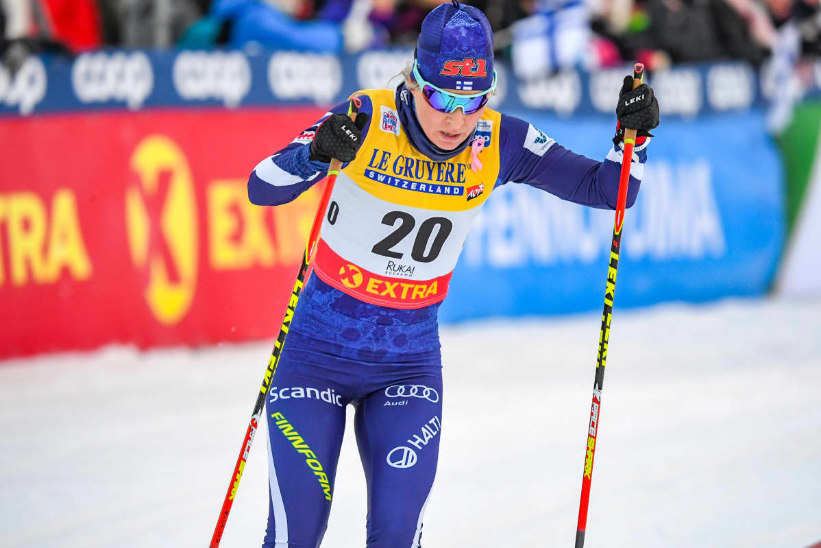 Riitta-Liisa Roponen hiihtää.