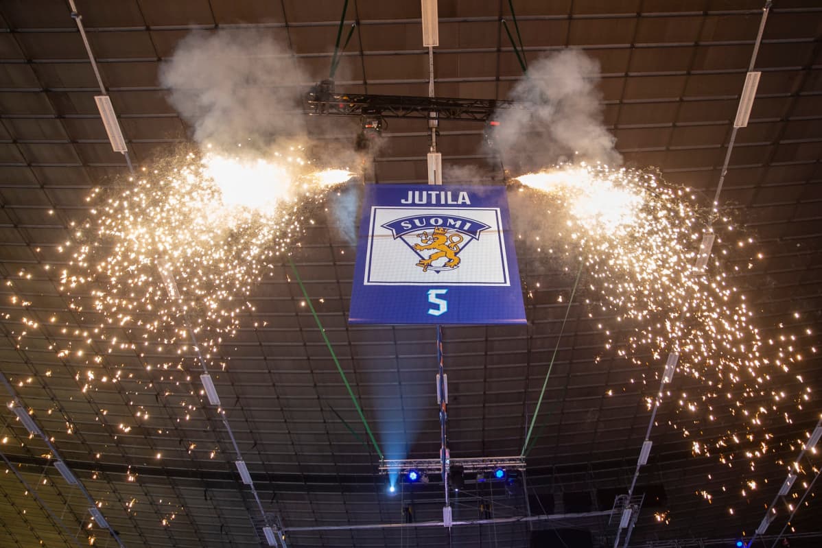 Timo Jutilan Leijona-paita nostettiin Hakametsän katonrajaan.