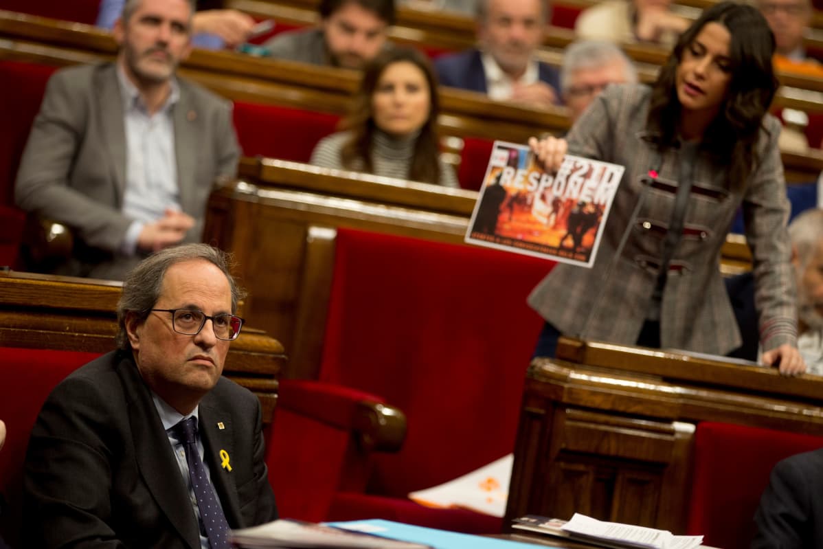 Itsenäisyyttä vastustavan Ciudadanos-puolueen puheenjohtaja Ines Arrimadas esitti torstaina alueparlamentissa valokuvaa separatistien tuhotöistä. Katalonian aluejohtajaan Quim Torraan kuva ei tehnyt vaikutusta.