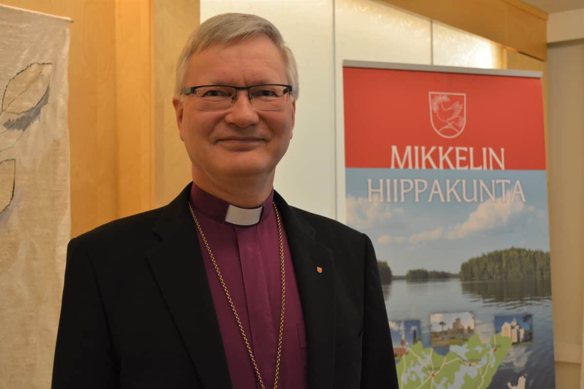 Piispa Seppo Häkkinen.