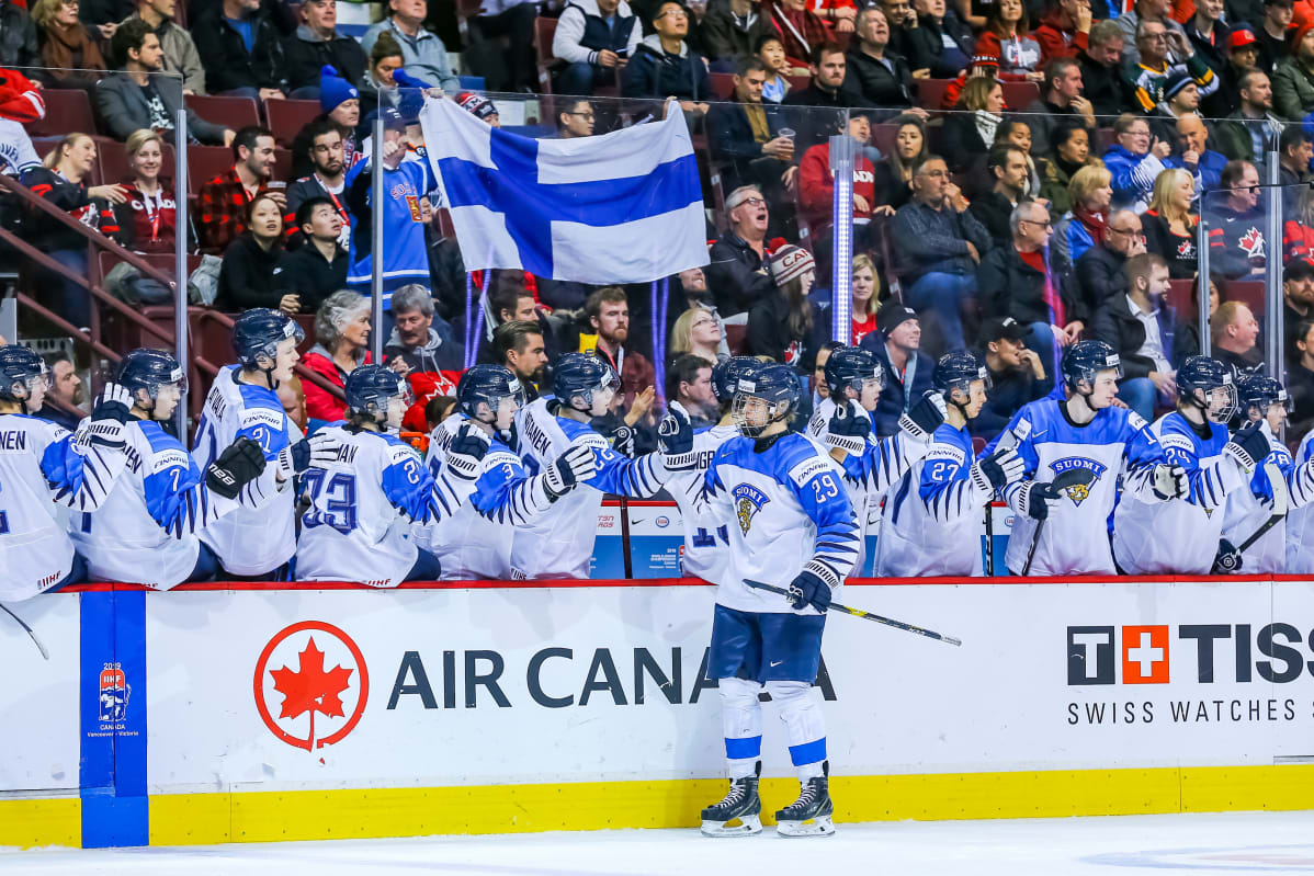 Nuoret Leijonat juhlii Sveitsiä vastaan.