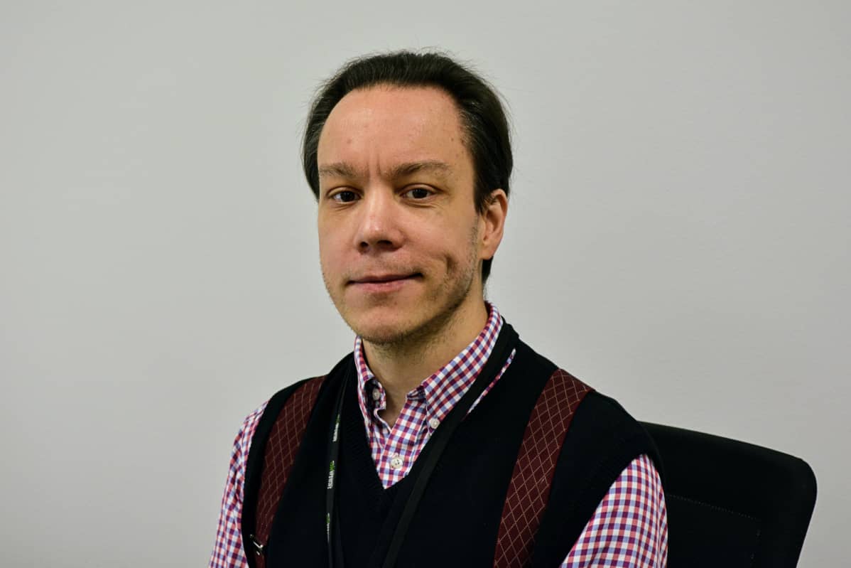 Heikki Brotkin istuu työtuolillaan ja katsoo kameraan.