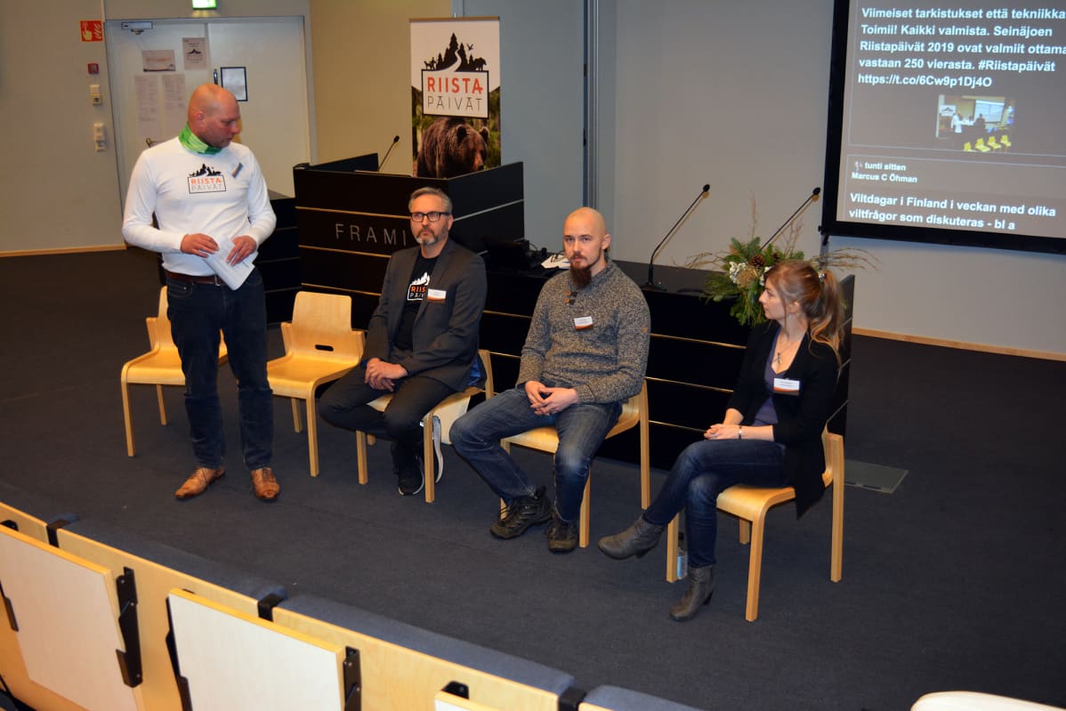 Riistapäivien tiedotustilaisuudessa Metsähallituksen viestintäpäällikkö Aku Ahlholm (vas.), Metsähallituksen erätalousjohtaja Jukka Bisi, Luonnonvarakeskuksen tutkijatohtori Markus Melin sekä Helsingin yliopiston tutkijatohtori Sari Holopainen.