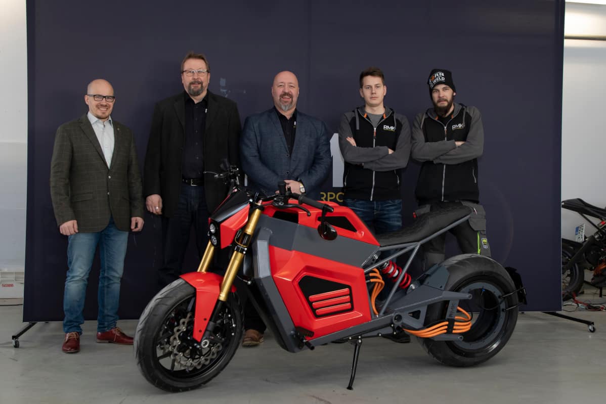 RMK Vehicle Corporationin tekijätiimi E2-prototyypin takana: (v-o) toimitusjohtaja Tuomo Lehtimäki, varatoimitusjohtaja Ari Viemerö, hallituksen puheenjohtaja Juha Pekka Rintamäki, teollinen muotoililja Ville Piippo ja pääsuunnittelija Teemu Saukkio.