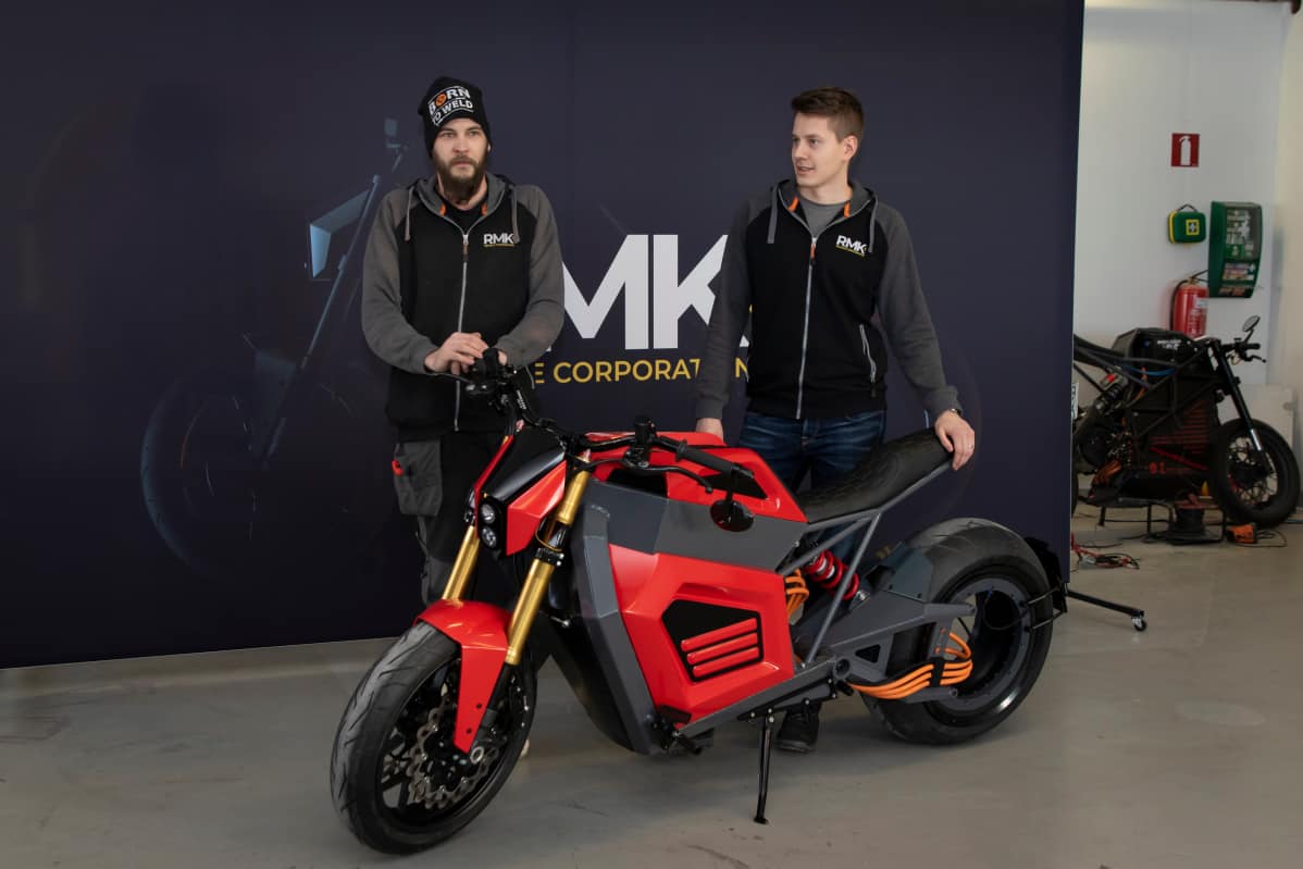 RMK Vehicle Corporationin pääsuunnittelija Teemu Saukkio (vas.) ja teollinen muotoilija Ville Piippo prototyyppi E2:n takana.