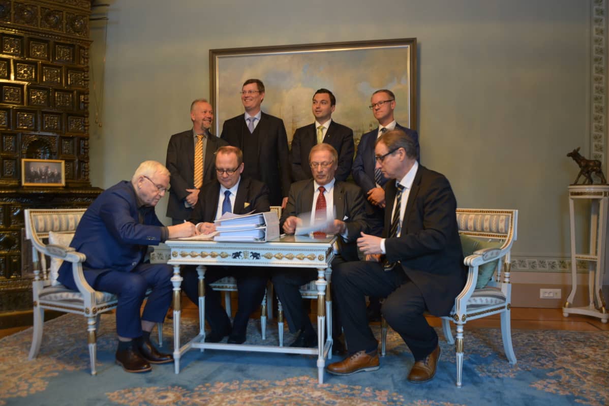 Merenkurkun uuden autolautan rakennussopimuksen allekirjoittivat Bertil Hammarstedt, Tomas Häyry, Mikko Niini ja Timo Suistio. Peter Ståhlberg, Mikael Öhlund, Joakim Strand ja Anders Ågren seuraavat taustalla.