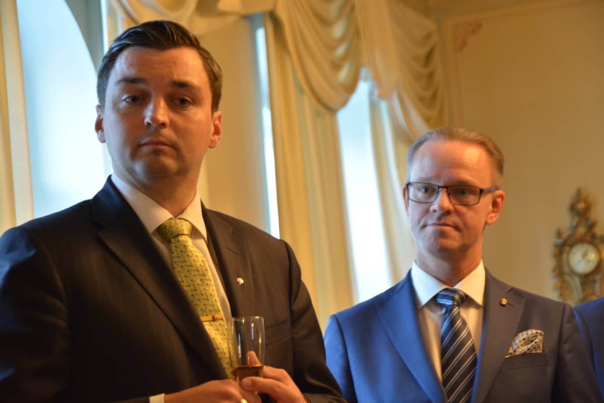 Vaasan kaupunginvaltuuston puheenjohtaja Joakim Strand ja Uumajan kunnanhallituksen 1. varapuheenjohtaja Anders Ågren.