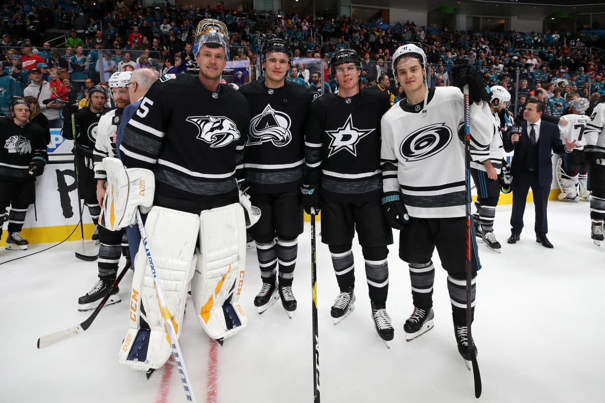 Pekka Rinne, Mikko Rantanen, Miro Heiskanen ja Sebastian Aho rinnakkain jäällä.