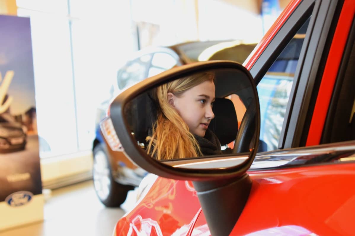 Elisa Grönman istahti Ford Fiestan rattiin.