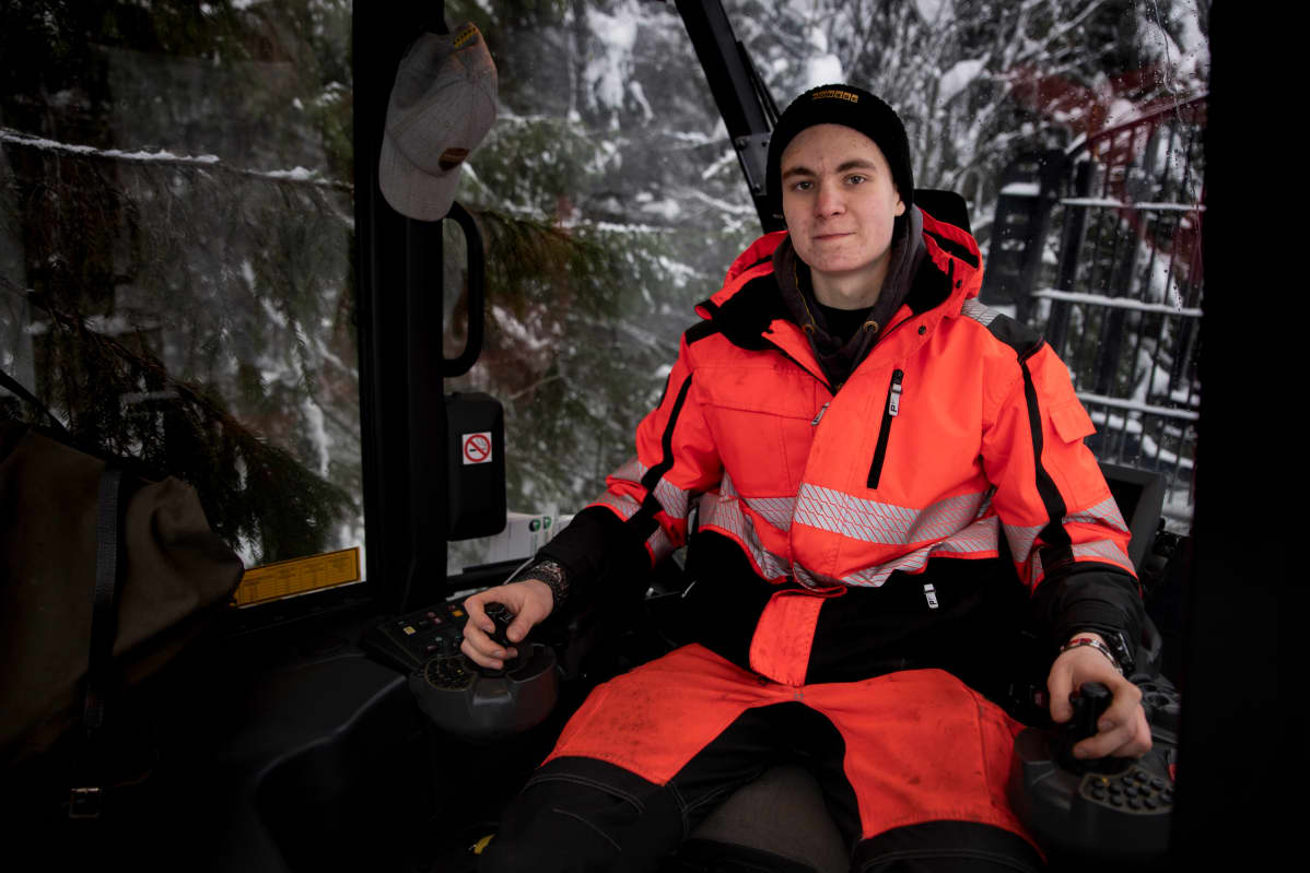 Metsäkoneen kuljettajaksi opiskeleva Juuso Lehtomäki istuu ajokoneen ohjaimissa