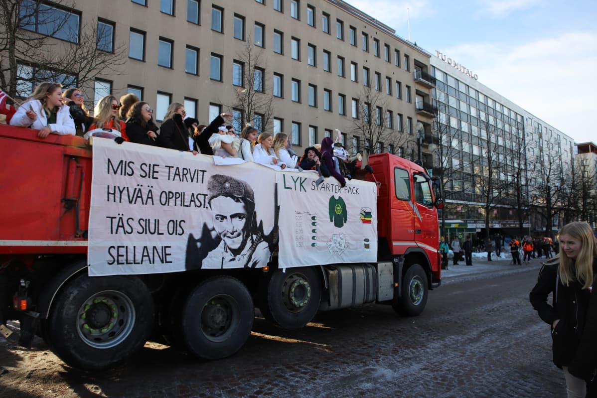 Lahden Yhteiskoulun rekkaa koristi viittaus Tuntemattomaan sotilaaseen.
