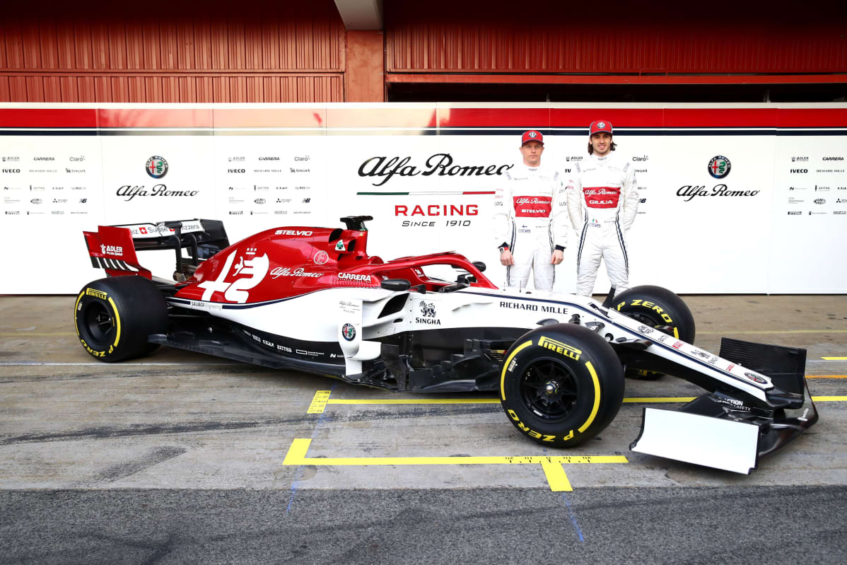 Kimi Räikkönen ja tallitoveri Antonio Giovinazzi poseeraavat Alfa Romeon uuden auton vierellä.