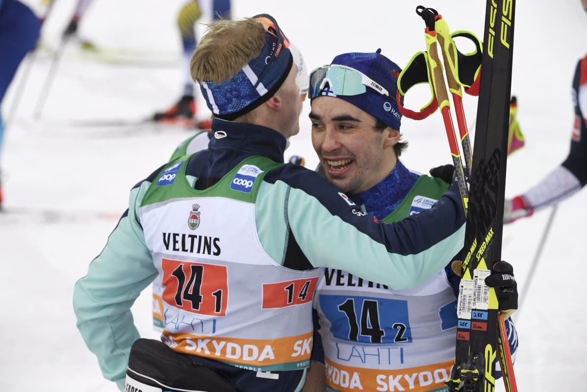 Iivo Niskanen (vas.) ja Ristomatti Hakola olivat toisia Salpausselän pariviestissä.