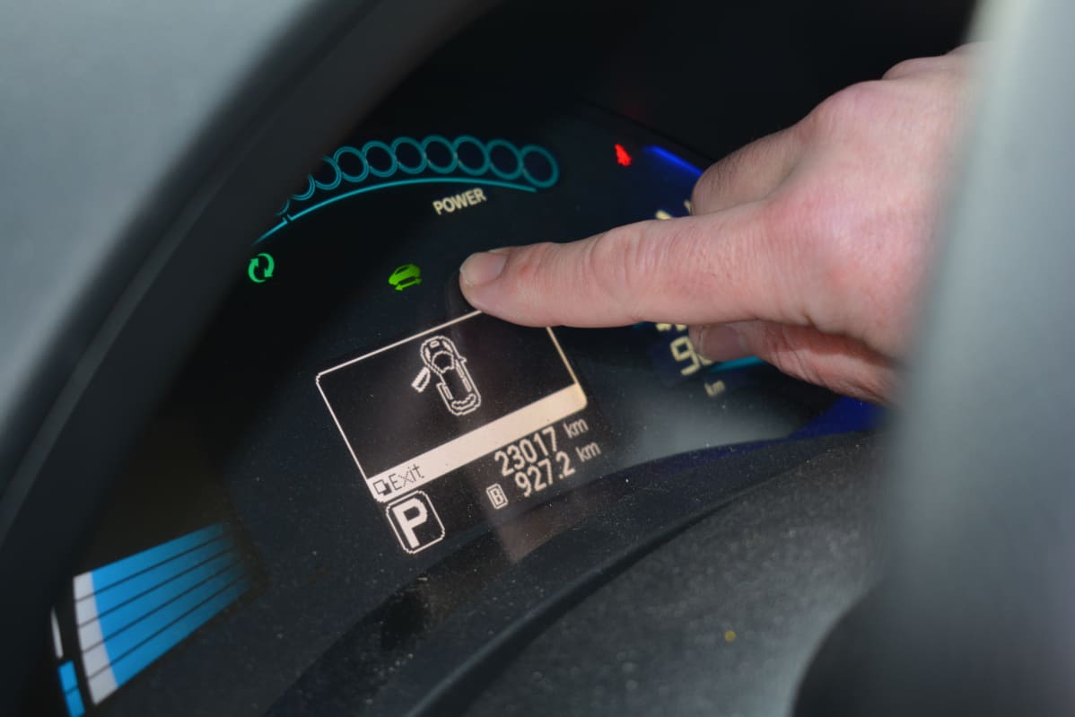 Vihreä autonkuva kojelaudassa kertoo, että tämä sähköauto on käynnissä.